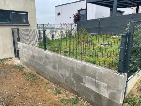 2D panel RAL 7016 antracit na podezdívce 